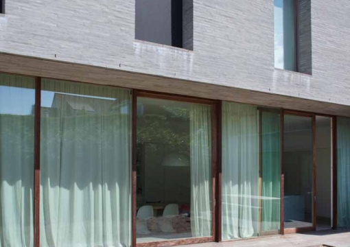 detail-afrormosia-strakke-ramen-houten-raam-modern-minimalistisch-pouleyn-ramen-en-deuren-hout