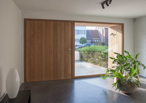 strak-afrormosia-naturel-hout-pouleyn-ramen-deuren-meesterlijk-schrijnwerk-modern-voordeur