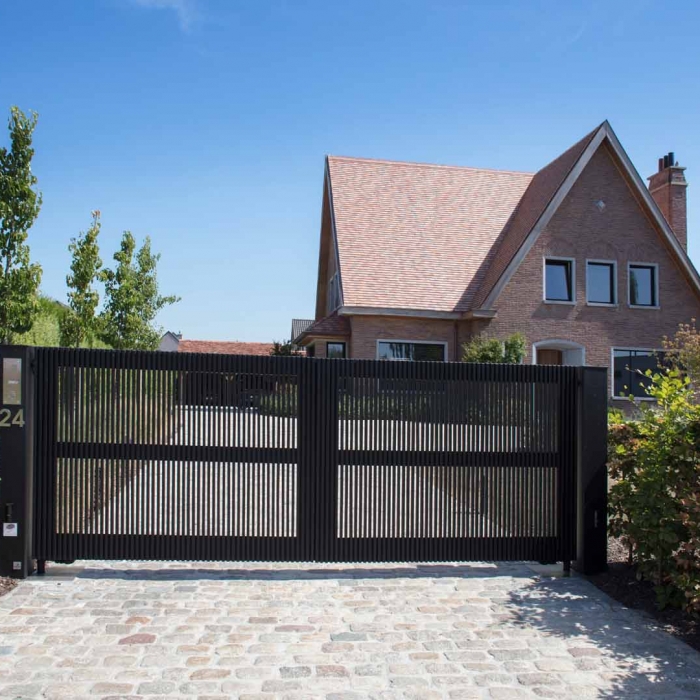 houten tuinpoort pouleyn zwarte latjes strak modern architectuur poort
