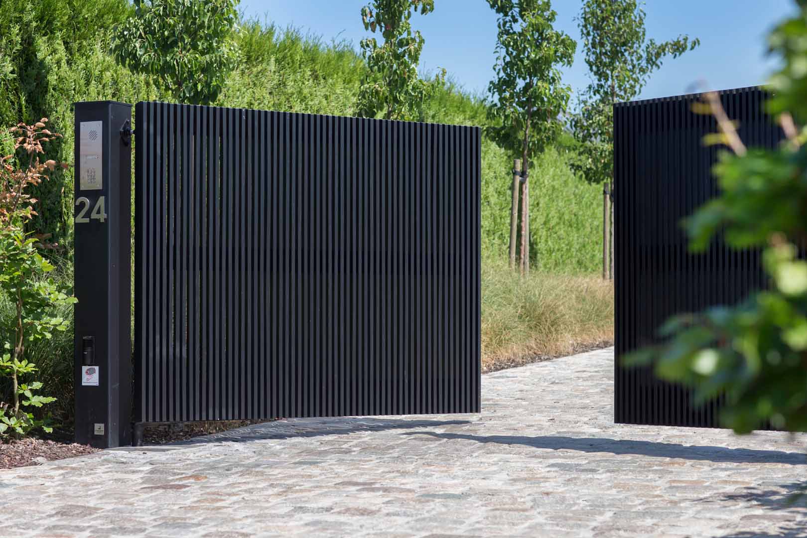 Verminderen Tablet pijn doen houten tuinpoort pouleyn zwarte latjes strak modern architectuur | Pouleyn