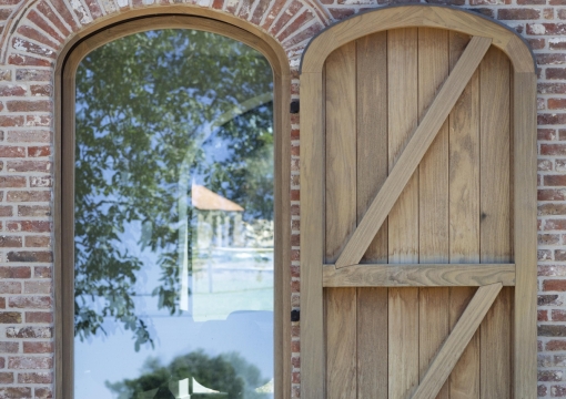 Exclusieve houten Afrormosia Pouleyn ramen en deuren naturel.