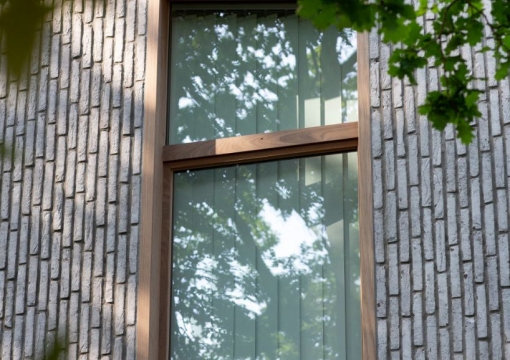 Strakke moderne Afrormosia houten ramen exclusief schrijnwerk
