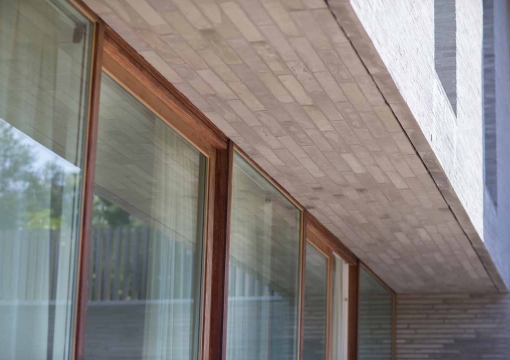 detail-afrormosia-strakke-ramen-houten-raam-modern-minimalistisch-pouleyn-ramen-en-deuren-architectuur