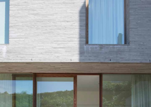 detail-afrormosia-strakke-ramen-houten-raam-modern-minimalistisch-pouleyn-ramen-en-deuren-porte-fenetre