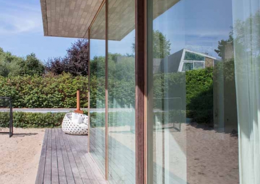 detail-afrormosia-strakke-ramen-houten-raam-modern-minimalistisch-pouleyn-ramen-en-deuren-portefenetre