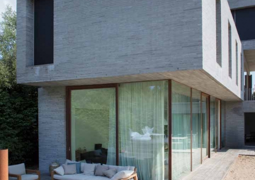 detail-afrormosia-strakke-ramen-houten-raam-modern-minimalistisch-pouleyn-ramen-en-deuren-schuin