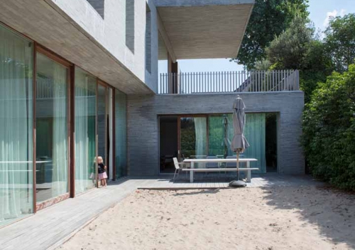 detail-afrormosia-strakke-ramen-houten-raam-modern-minimalistisch-pouleyn-ramen-en-deuren-zijlings