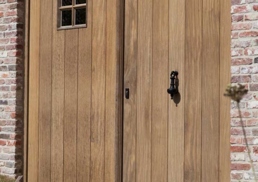 pouleyn-ramen-deuren-poorten-hout-afrormosia-houten-landelijk-strak-naturel-hout-detail-deur