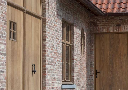 pouleyn-ramen-deuren-poorten-hout-afrormosia-houten-landelijk-strak-naturel-hout-gelakt-hout-detail-voordeur
