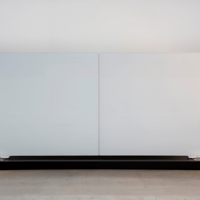 Wit gelakte aluminium poort met vlakke panelen