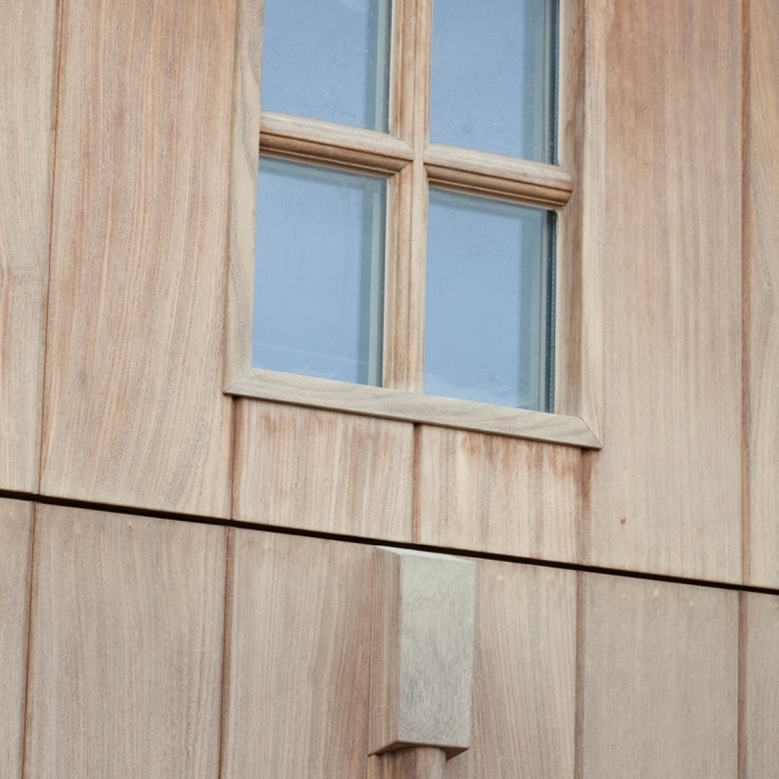 Detail houten garagepoort met venster